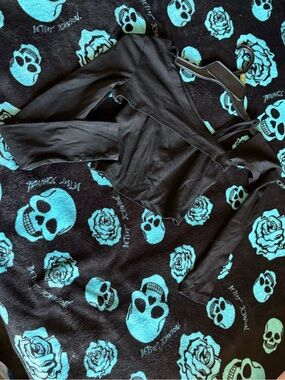 Women's Black Long-Sleeve V-Neck Crop Top